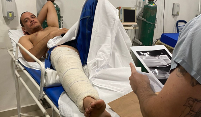 Ajudar um professor de artes marciais que sofreu um acidente