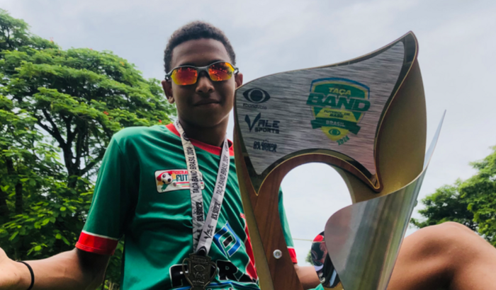 Ajude o Vitinho a ir realizar o sonho de ir para Barcelona