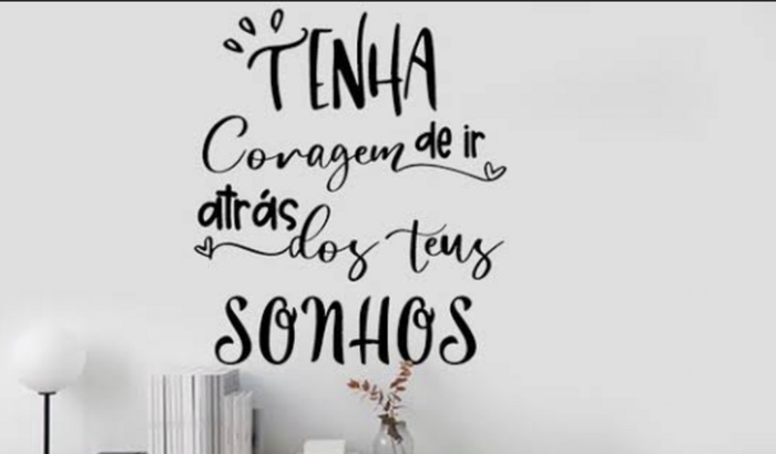 Um  casal pode ser mais feliz sem brigas por causa de dívidas por motivo de sonhos desejados.