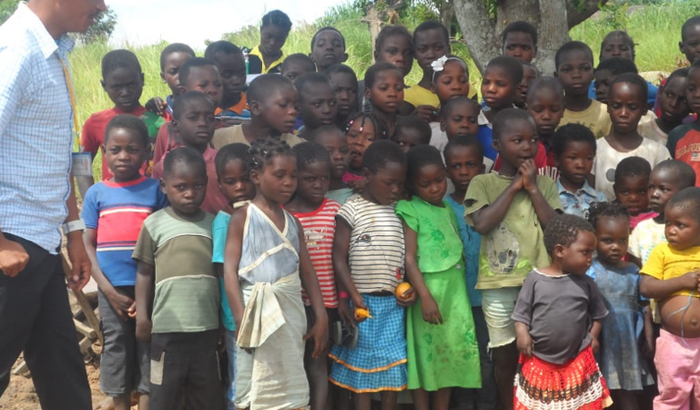 Apoia Moçambique , com o combate a fome , moradia as crianças órfã
