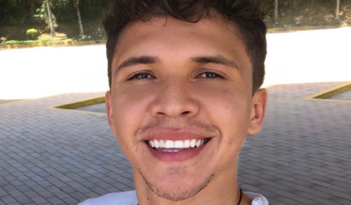 Uma mão amiga para ajudar a comprar material da faculdade 