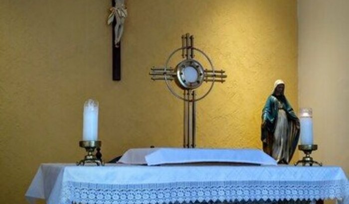Ajuda a comprar roupas sacerdotais