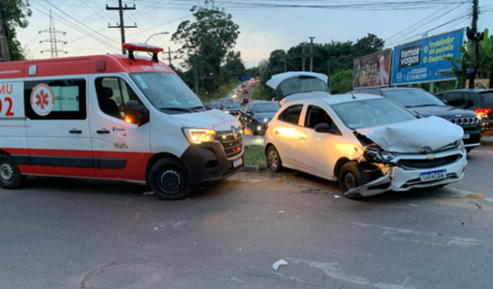 Acidente grave tira um carro de um trabalhador