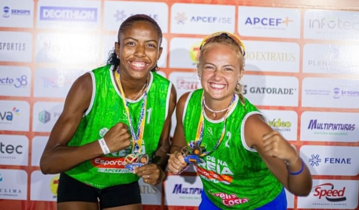 AJUDEM DUAS ATLETAS DE VOLEI DE PRAIA