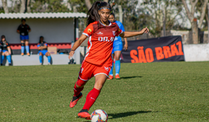 Ajude a Gabi a realizar o sonho de ir jogar e estudar nos EUA