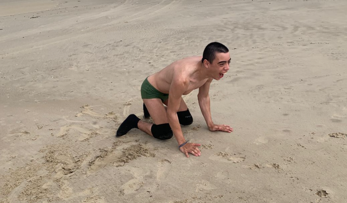 Tayler caminhando ... Tayler nasceu com paralisia cerebral espástica e múltipla.