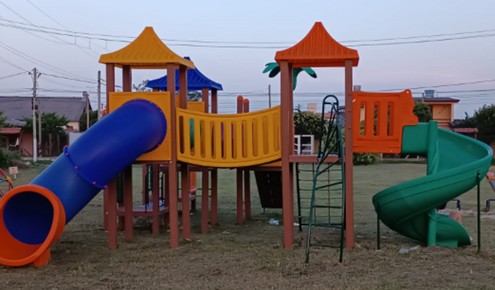 Postes para Iluminação da Praça em Oásis Sul / Tramandaí RS