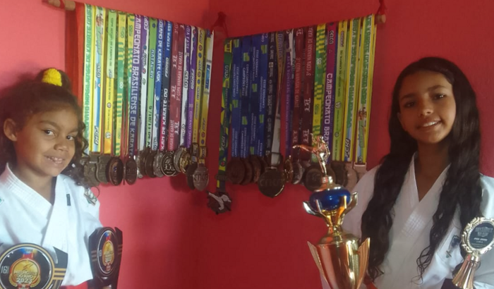 Ajuda duas atletas de karate
