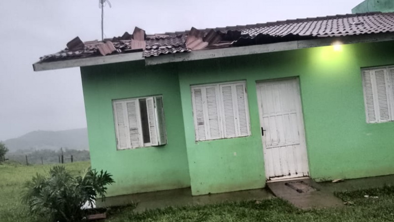 Ajuda para compra de móveis e reforma de telhado.