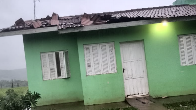 Ajuda para reforma de telhado e compra de móveis.