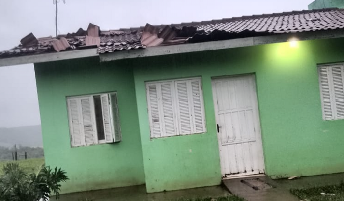 Ajuda para reforma de telhado e compra de móveis.