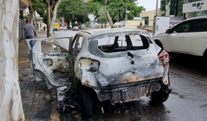 AJUDE- ME CARRO ROUBADO E QUEIMADO