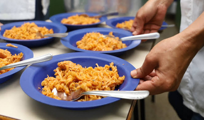 Ajudando com meu lanche da escola 