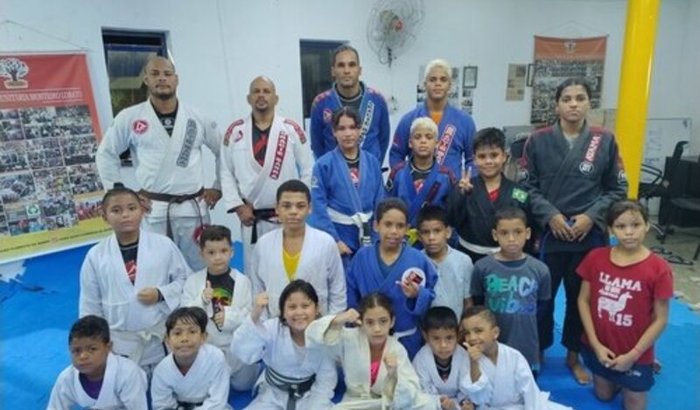 Ajuda uma criança a ter um kimono 