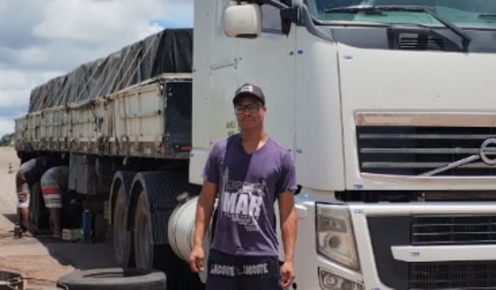 AJUDE WESLEI. CARRETA CARREGADA ESTRAGADA NA ESTRADA.