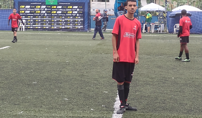 Ajude o Emerson (bigode) a se tornar jogador de futebol!