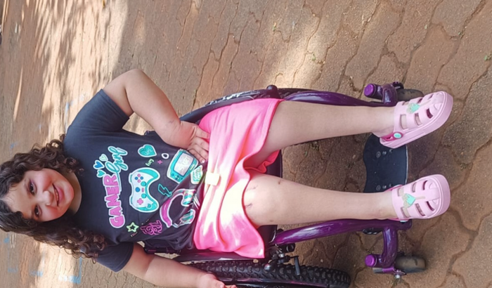 Ajuda para trocar cadeira de rodas da Sophia