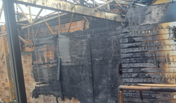 Reformar o restaurante e loja que pegou fogo