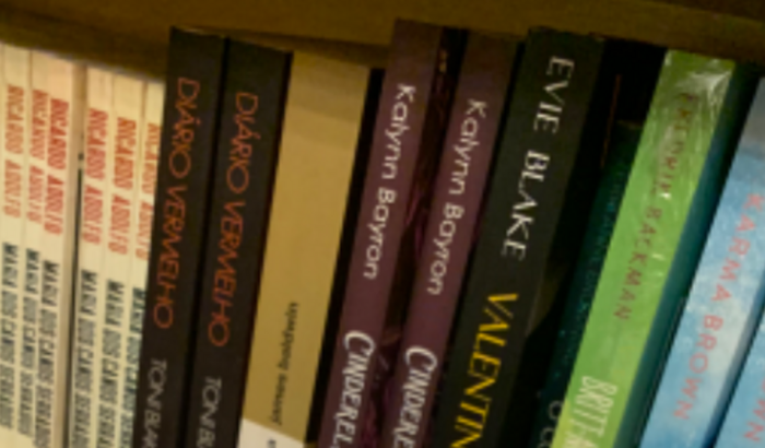 Help me buy a book( me ajudem a comprar um livro )