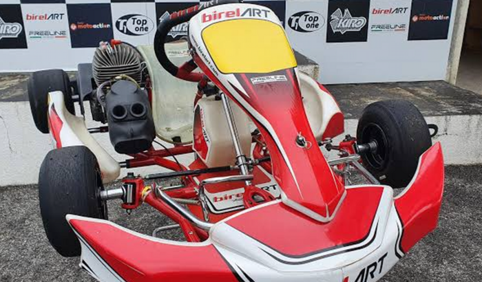 Meu filho quer comprar um kart e vários acessórios para uso como macacão sapatilha luva capacete etc
