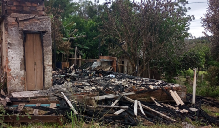 Reconstrucao da casa incendiada