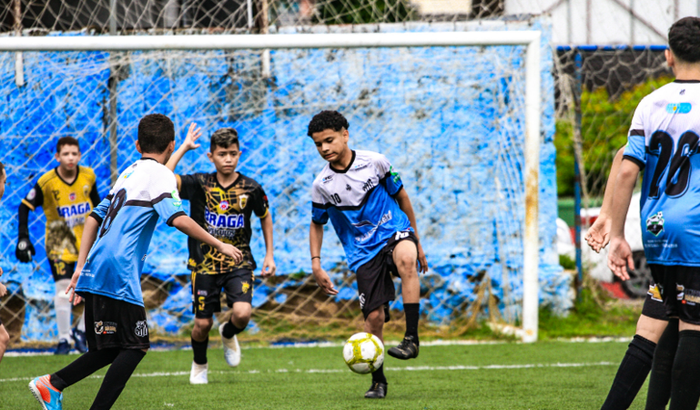 Ajuda meu filho em sua primeira viagem para copa meninos da vila