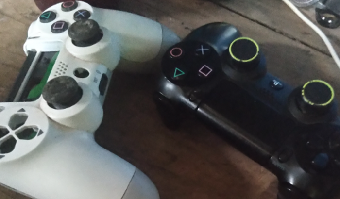 Um jogador pobre perde uma ajuda para com um controle de ps4.