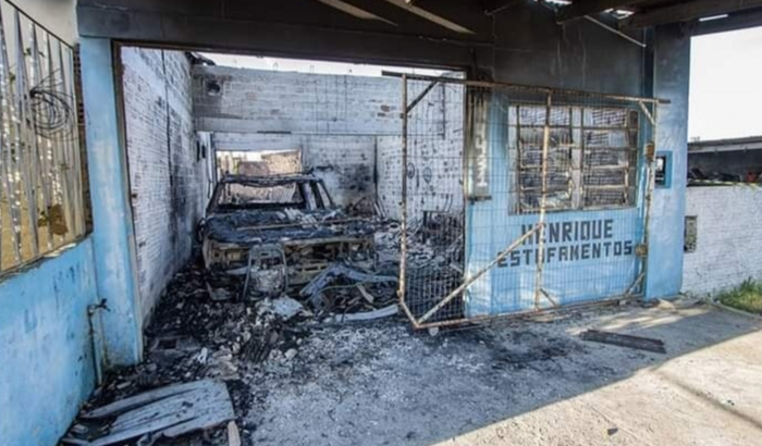 Estofaria destruída pelo fogo.