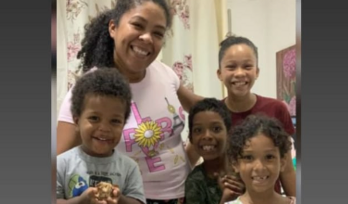 Ajudando a mana Chris Mycllaita