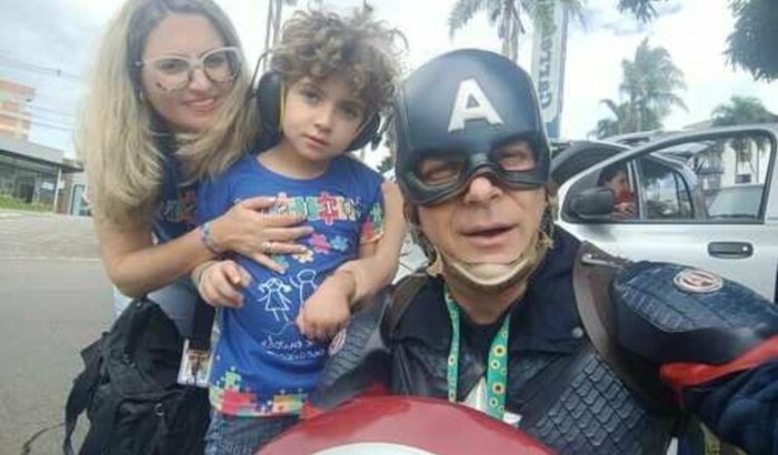 Ajudar ao transporte,alimentação e reparo do traje.