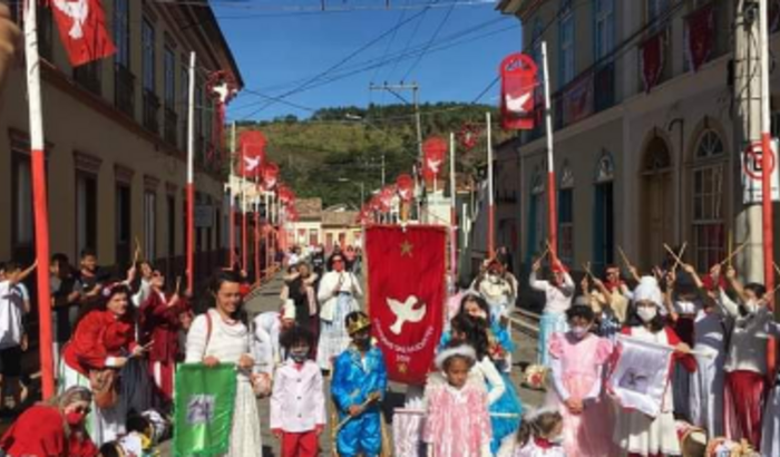 Ajude as Caixeiras a participar da Festa do Divino 
