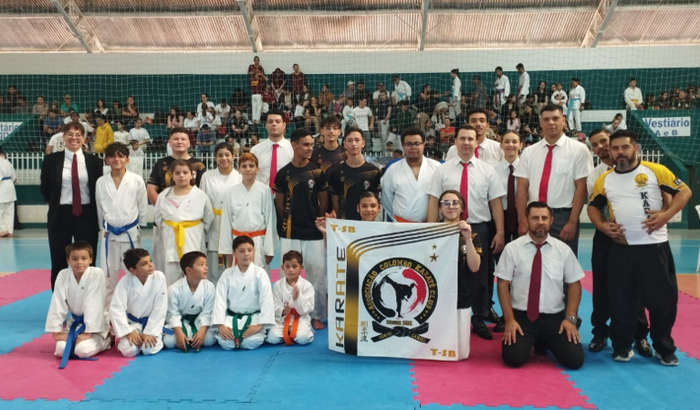 Ajuda para o ônibus colombo karatê 