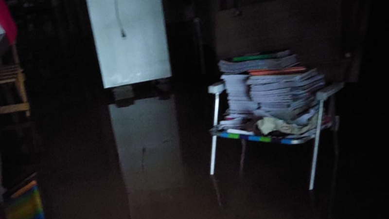 Tudo perdido com a água enchente na Praia dos Folgados