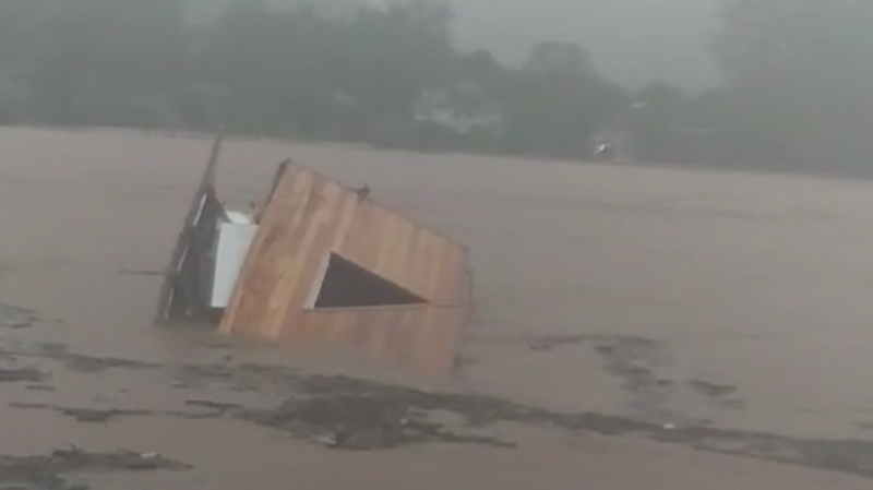 Uma mão amiga pela Tenda Giacomelli, atingida pela enchente