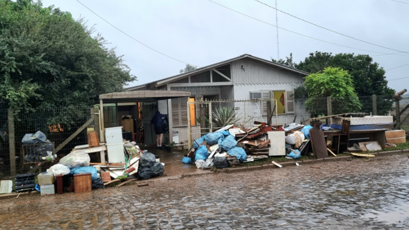 Ajude a Maria e o Naôr a recomeçar após a enchente