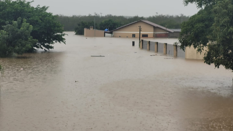 Ajuda a reconstruir casas inundadas pelas chuvas