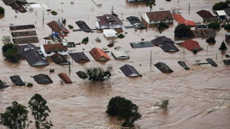 Ajuda para as pessoas atingidas pelas enchentes