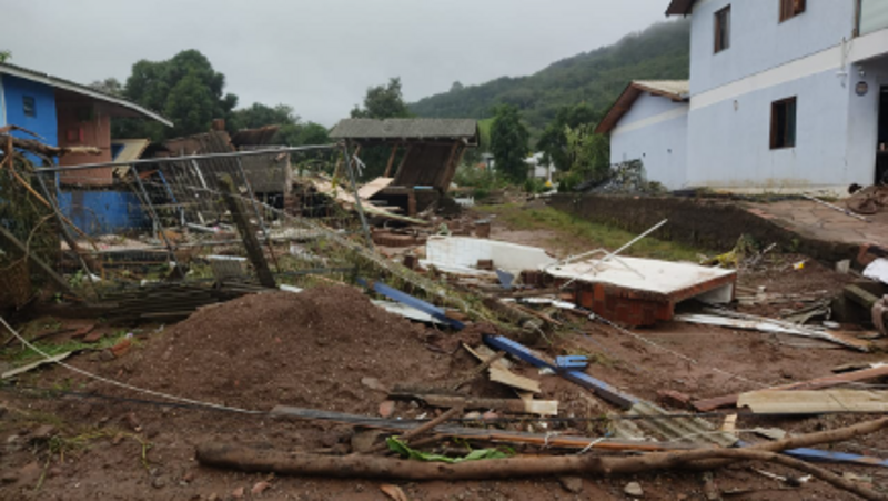 Enchente destrói nossos lares, ajude se puder e como puder!