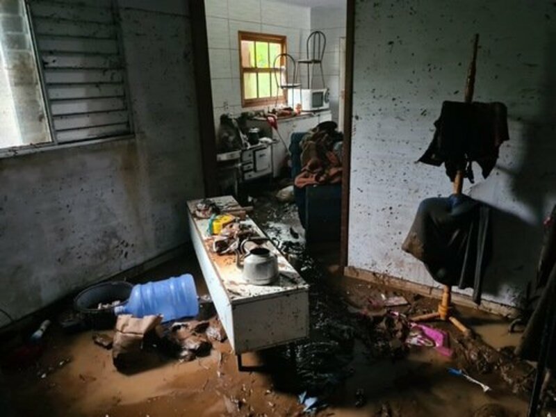 Ajuda pra secar as lágrimas da enchente 