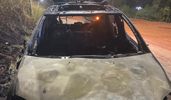 CARRO DESTRUÍDO APÓS PEGAR FOGO - MOTORISTA DE APLICATIVO