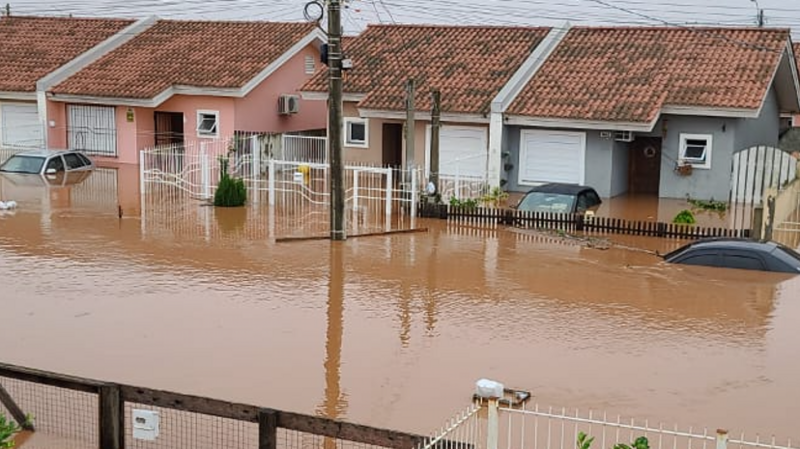 Ajuda humanitária para família que perdeu tudo na enchente do RS
