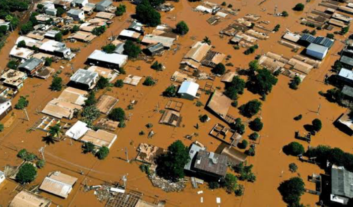 Ajudar as pessoas nas enchentes do Rio Grande  do Sul ,