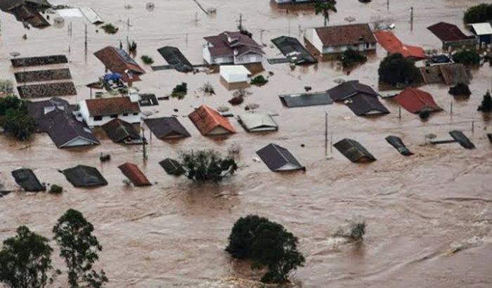 Para mantimentos, cobertores, produtos de higiene pessoal. Para as pessoas resgatadas da enchente do RS