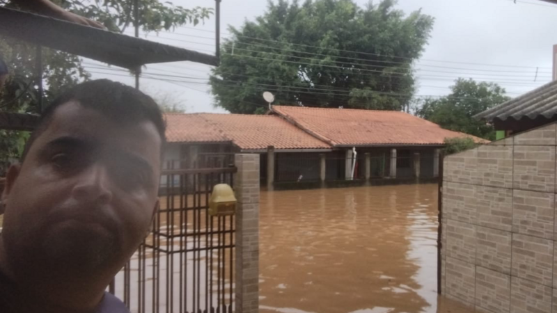 Julinho e Rodrigo se recuperar da inundação no SuL
