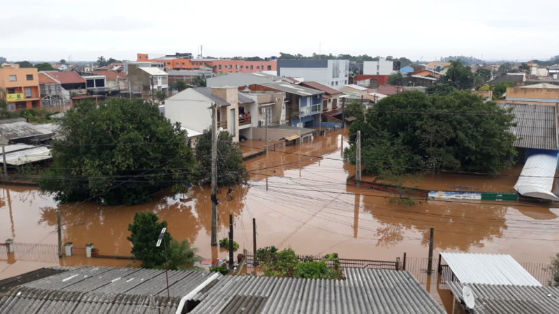 Ajuda para pessoas afetadas pela enchente de Porto Alegre, Canoas...