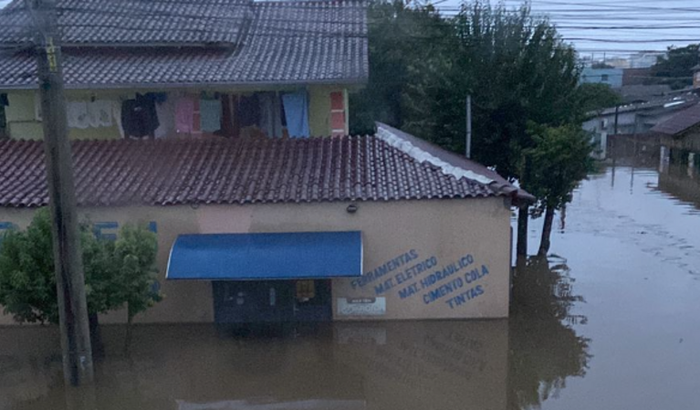 Ajuda para reconstruir minha casa , da minha família e compra roupas e alimentos 
