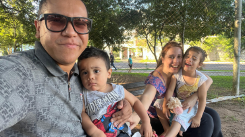 Família vítima de enchente RS, ajuda para reconstrução 