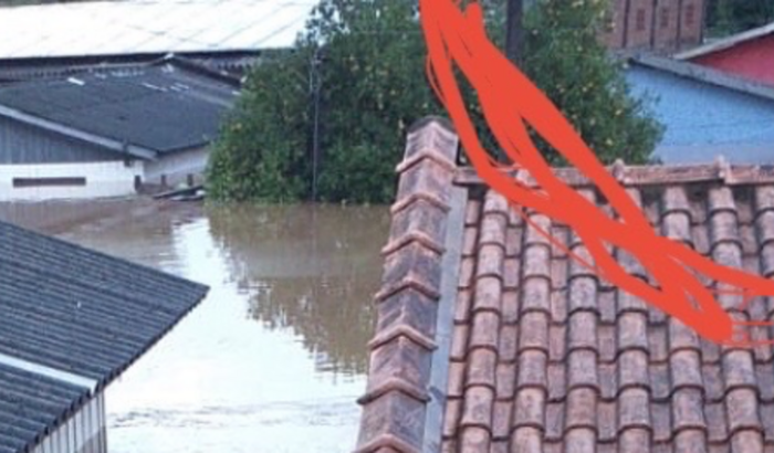 Para 2 casas cobertas pela enchente - Da minha vó e minha