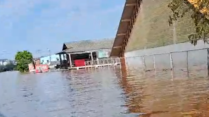 Famílias unidas para reconstrução após a enchente.