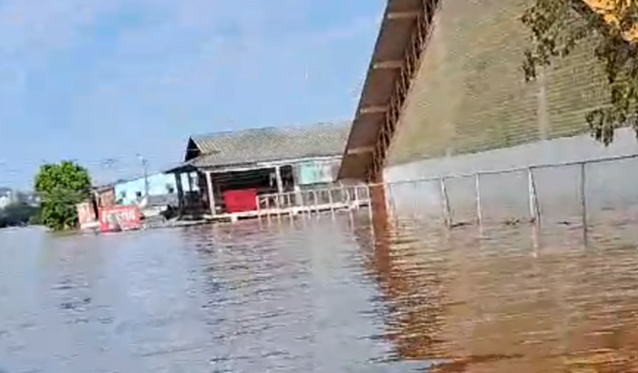 Famílias unidas para reconstrução após a enchente.